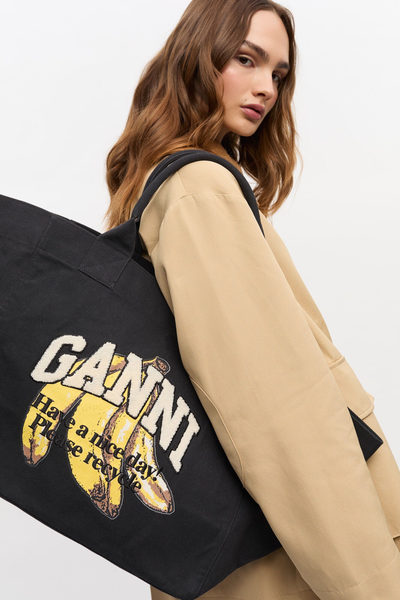 トートバッグ XXL BANANA PRINT LOGO SHOPPER SHOPPER XXL POCKET BANANA PRINT – Clairvaux